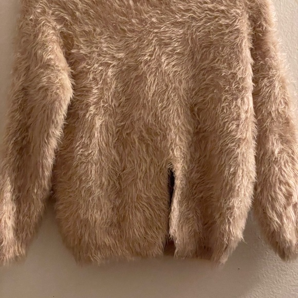 brand new William B fuzzy crop sweater with slit in the back - Picture 6 of 7